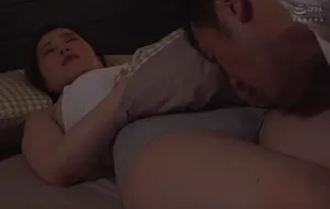 3 ngày gã chồng đi công việc, người vợ ở nhà nữa đêm bị bố ông chồng mò vào phòng
