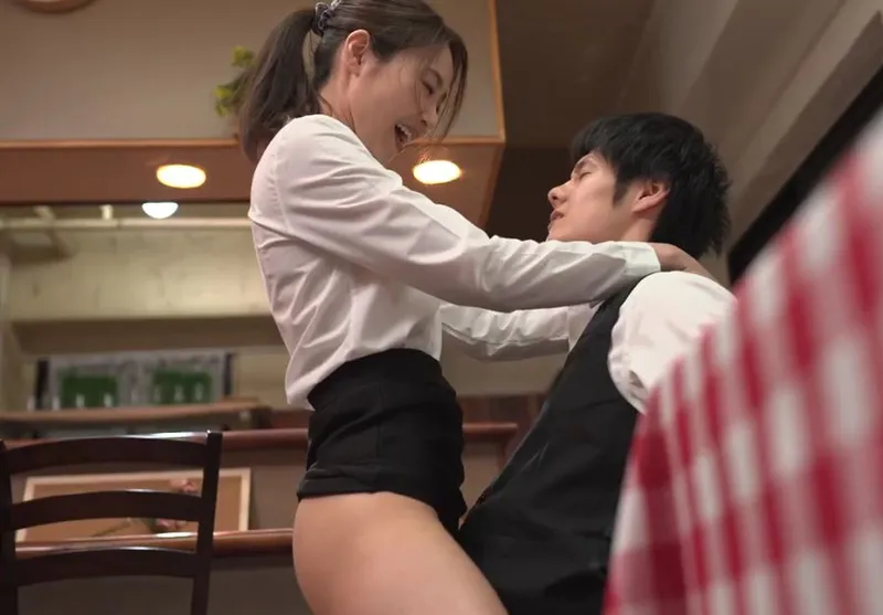 Cậu trai trẻ làm tình nữ đồng nghiệp có ông chồng nhưng ông chồng “yếu”