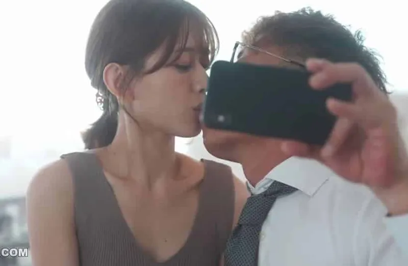 Thấy vợ hơi lạ, người chồng xem điện thoại bà xã và thấy cảnh phang với tiền bối của mình