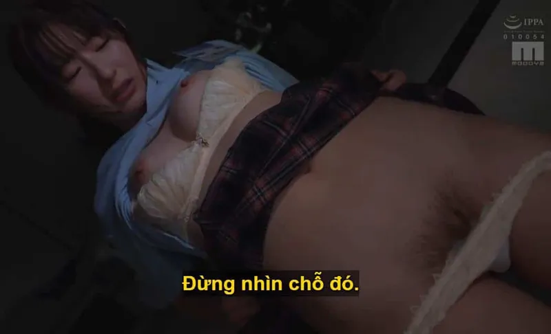 Sếp lớn đang mưu tính "xử đẹp" cô em dưới quyền kiêu kỳ lười nhác, suốt ngày cắm mặt nhắn tin yêu đương.